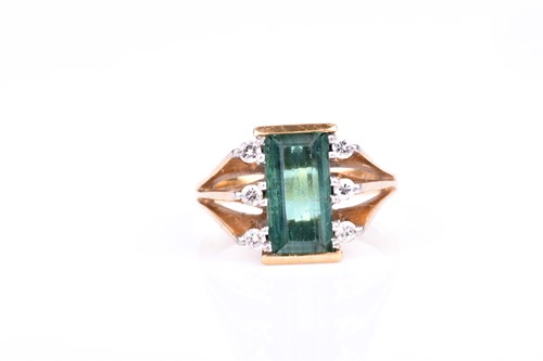 Lot 512 - An 18ct yellow gold, diamond, and green...