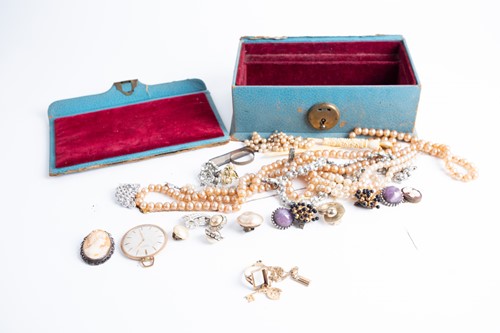 Lot 770 - A small group of vintage costume jewellery,...