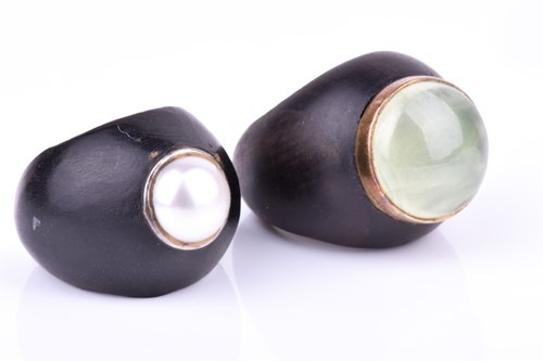 Lot 634 - An ebony and green onyx ring,  size M 1/2,...