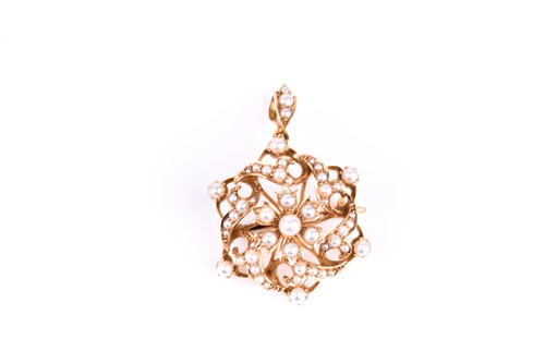 Lot 770 - A 15ct yellow gold and seed pearl pendant /...