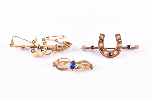 Lot 663 - A gilt metal and garnet horseshoe brooch,...