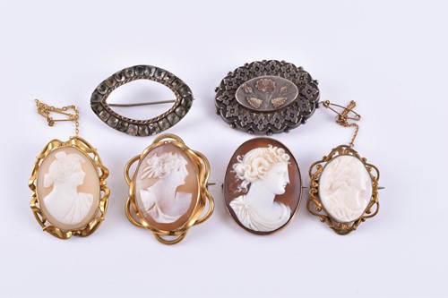 Lot 348 - A yellow metal mounted cameo brooch, depicting...