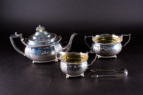 Lot 531 - A matched Georgian silver tea set, London 1829...