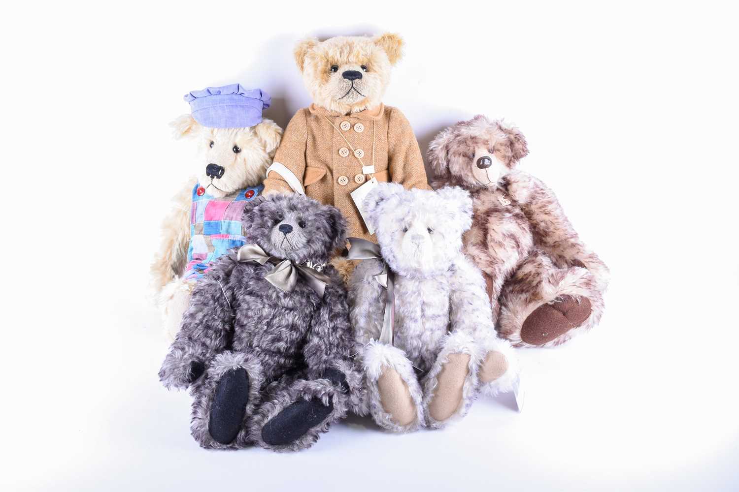 Lot 70 - A collection of limited edition jointed teddy...