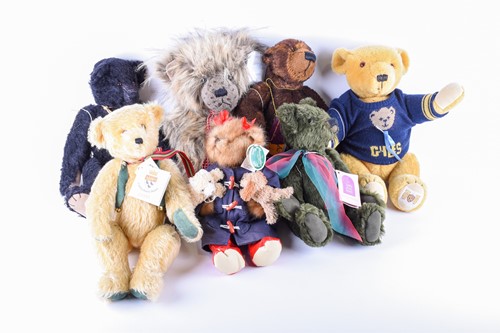 Lot 85 - A small group of collectable teddy bears,...