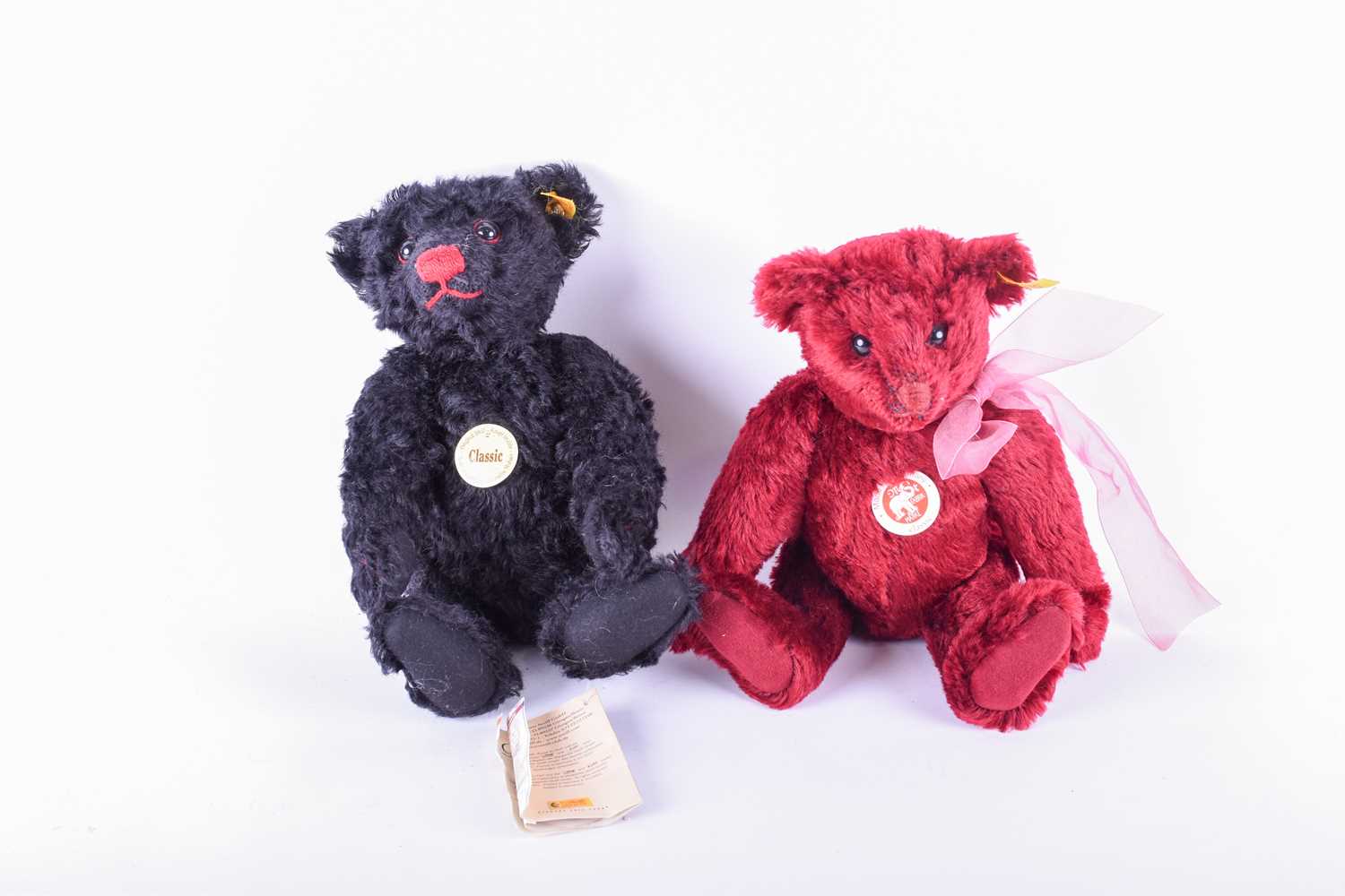 Lot 67 - Two modern Steiff classic collector's bears,...