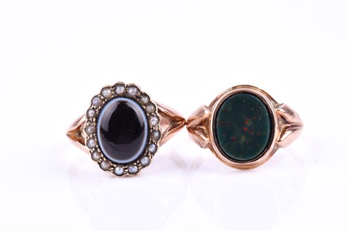 Lot 759 - A 9ct rose gold, banded agate, and split seed...