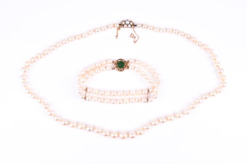 Lot 831 - A cultured pearl necklace, the graduated...