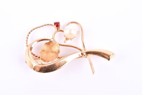 Lot 607 - A yellow metal and cultured pearl brooch, of...