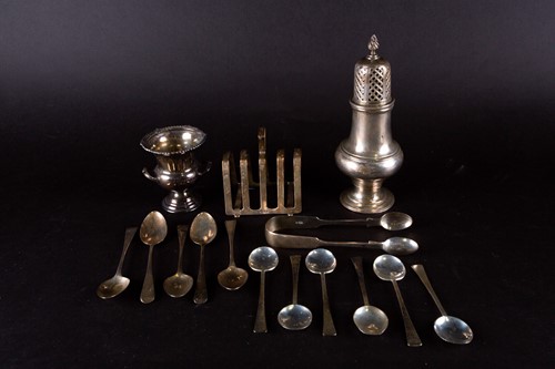 Lot 520 - A small collection of silver comprising a Geo...