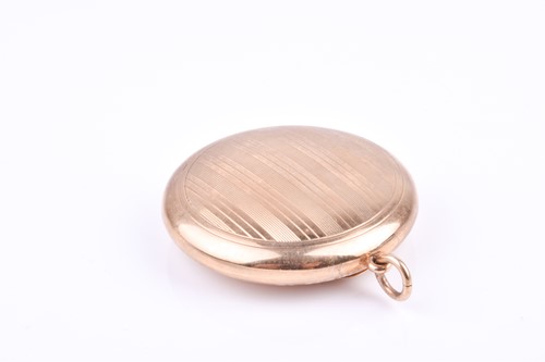Lot 470 - A 9ct yellow gold powder compact, with...