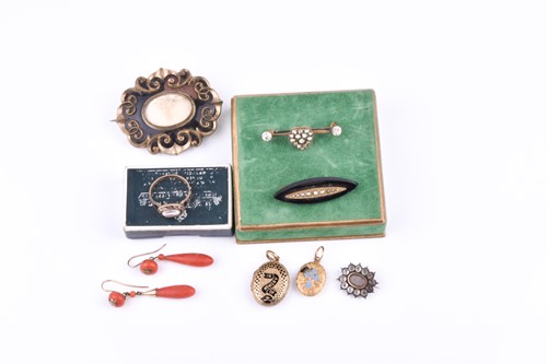 Lot 768 - A group of Victorian jewellery, to include a...