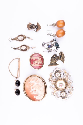 Lot 818 - A group of costume jewellery items, to include...