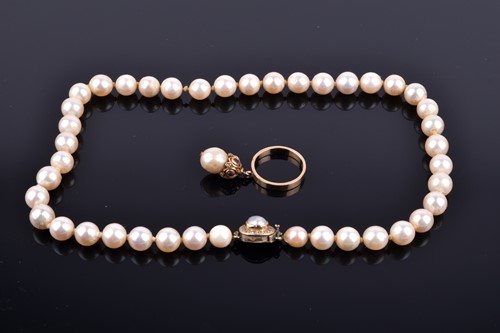 Lot 752 - A pearl necklace, formed of creamy white...