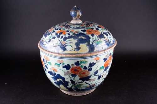 Lot 212 - A Japanese imari bowl and cover, circa 1680,...