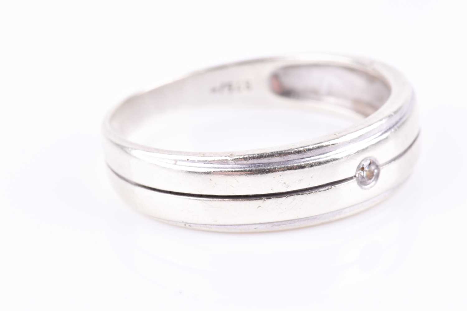 Lot 807 - A white metal gents ring, inset with a