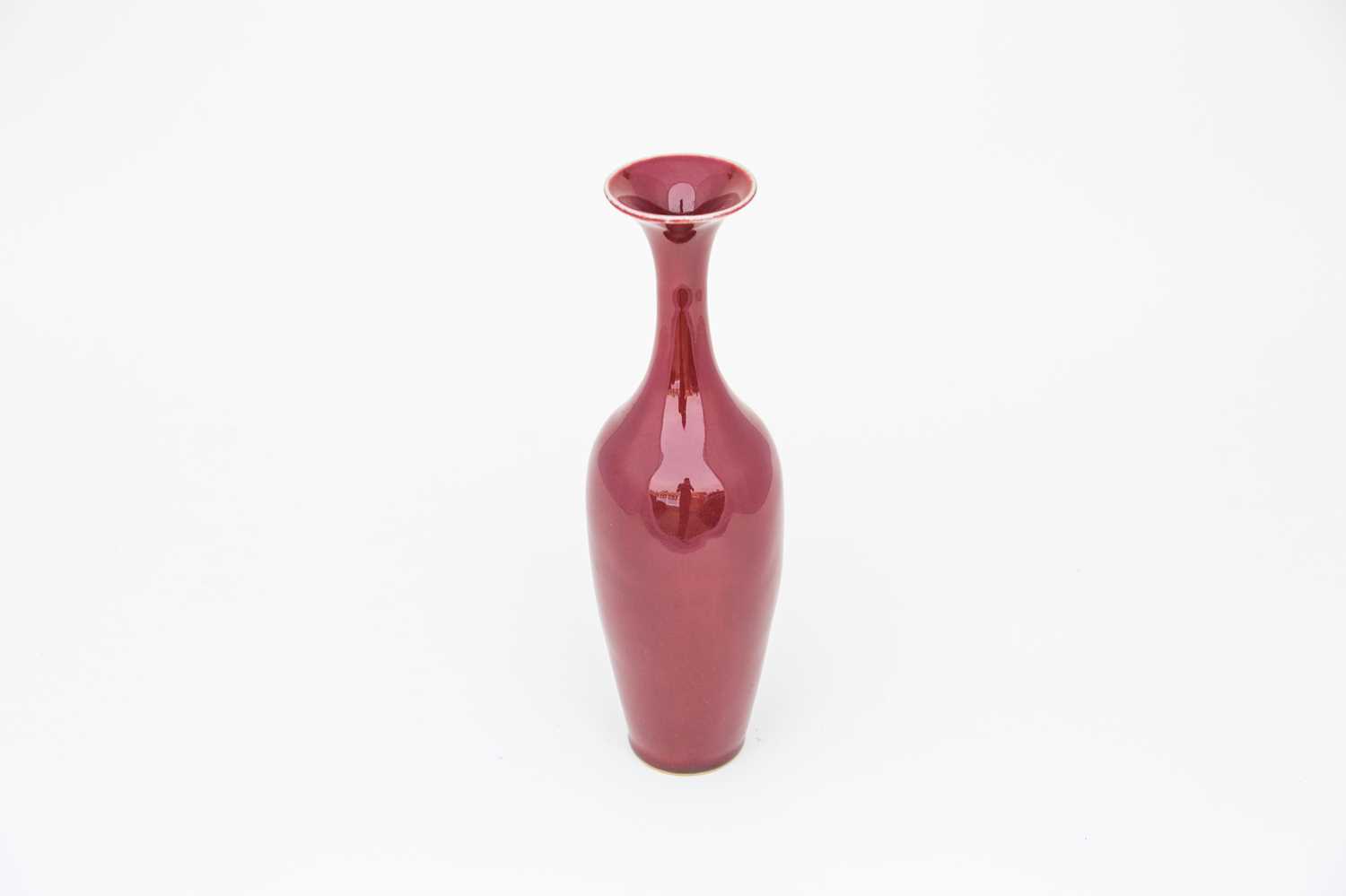 Lot 254 - 中国，红釉柳叶瓶一件，清代19世纪