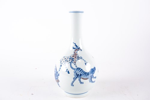 Lot 79 - 中国，神话人物花瓶一件