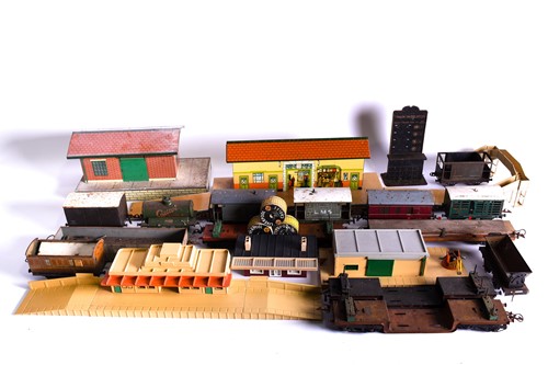 Lot 310 - A good collection of boxed model railway items,...