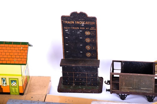Lot 310 - A good collection of boxed model railway items,...