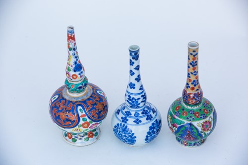 Lot 261 - 中国, 玫瑰水洒瓷瓶一件，康熙，18世纪初，及其他