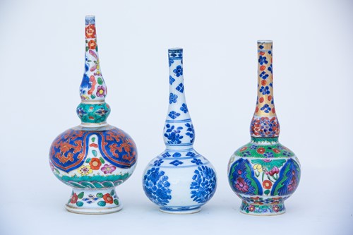 Lot 261 - 中国, 玫瑰水洒瓷瓶一件，康熙，18世纪初，及其他