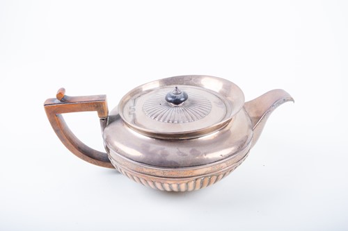 Lot 491 - A George III silver teapot, London 1813, by...