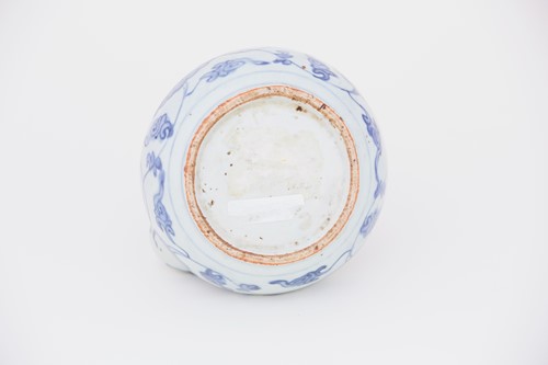 Lot 74 - 中国，青花瓶一件，17世纪