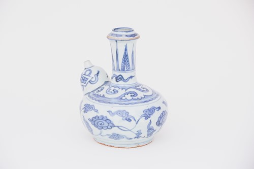 Lot 74 - 中国，青花瓶一件，17世纪