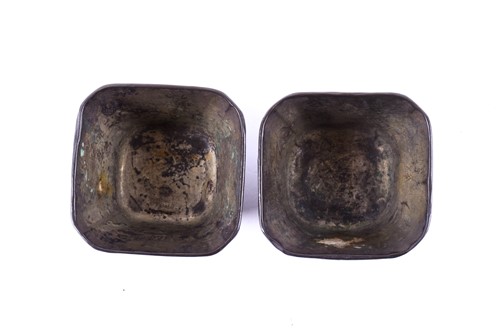 Lot 230 - 中国，黑漆嵌螺钿碗两件，18世纪