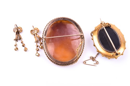 Lot 637 - A late 19th century yellow metal mounted cameo...