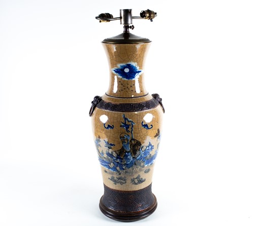 Lot 127 - 中国，酱釉花瓶一件，19世纪
