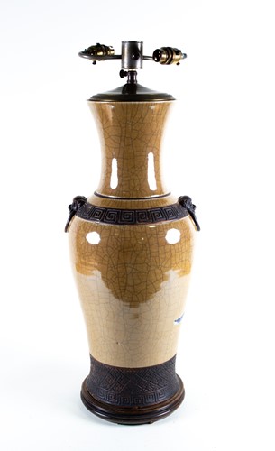 Lot 127 - 中国，酱釉花瓶一件，19世纪