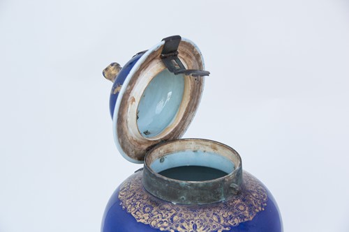 Lot 220 - 中国，康熙洒蓝描金盖罐一件，18世纪初