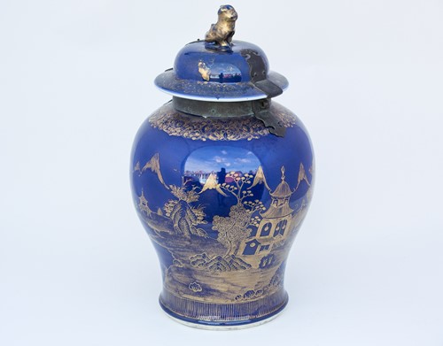 Lot 220 - 中国，康熙洒蓝描金盖罐一件，18世纪初