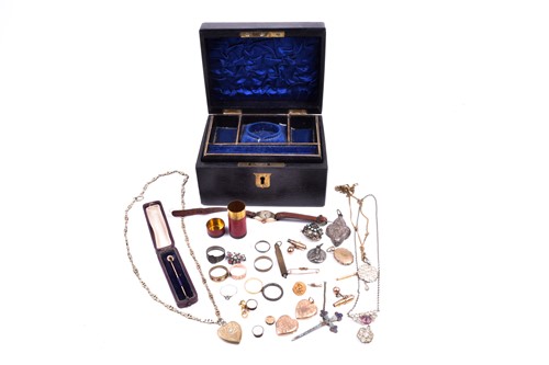 Lot 846 - A group of antique and vintage jewellery items,...