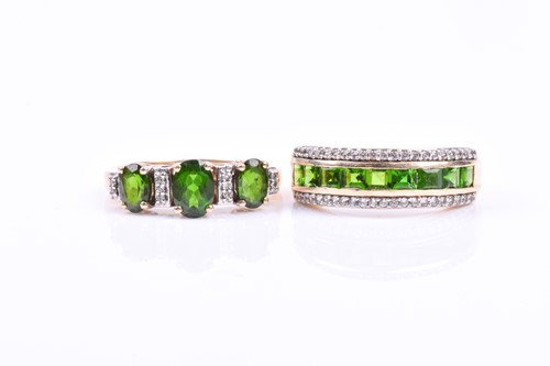 Lot 822 - A 9ct yellow gold and chrome diopside ring,...