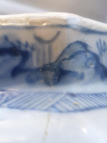 Lot 114 - 中国，康熙时期花瓶三件，18世纪初