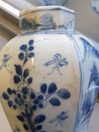 Lot 114 - 中国，康熙时期花瓶三件，18世纪初