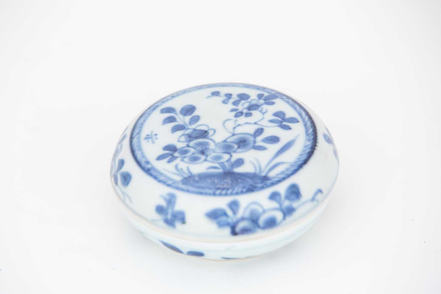 Lot 252 - 中国，康熙青花圆盒一件，18世纪初