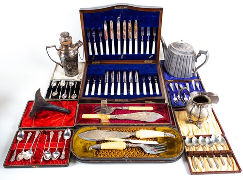 Lot 557 - A mixed collection of silver plate items to...