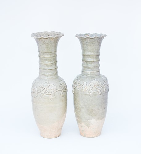 Lot 232 - 中国，青瓷冥器花瓶两件，1404年