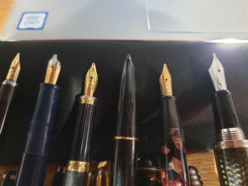 Lot 278 - A collection of vintage pens and pencils, to...