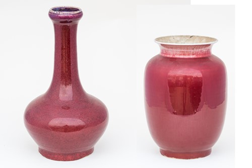 Lot 207 - 中国，红釉蒜口瓶一件，19世纪，及其他