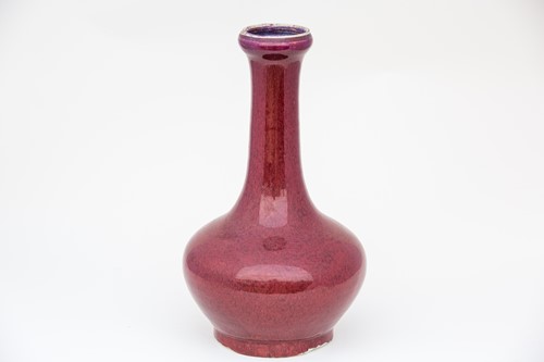 Lot 207 - 中国，红釉蒜口瓶一件，19世纪，及其他