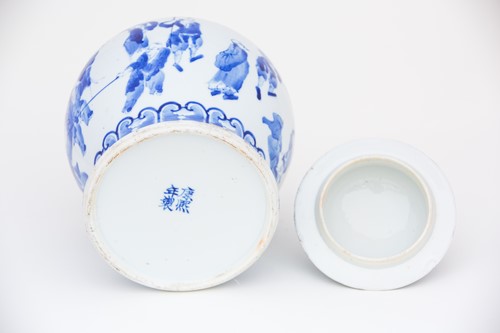 Lot 134 - 中国，青花盖罐一件，晚17/18世纪