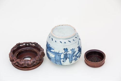 Lot 134 - 中国，青花盖罐一件，晚17/18世纪