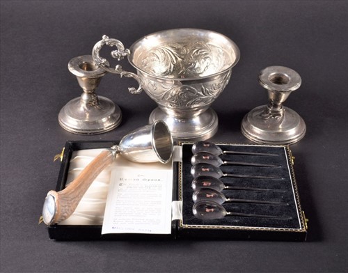 Lot 469 - A small group of silver items to include a...