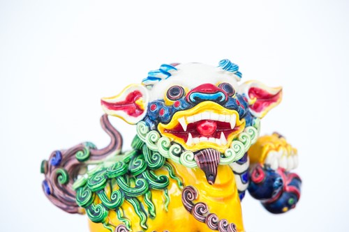 Lot 116 - 中国，彩釉狮一对，20世纪