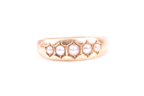 Lot 730 - An 18ct yellow gold ring, set with five...